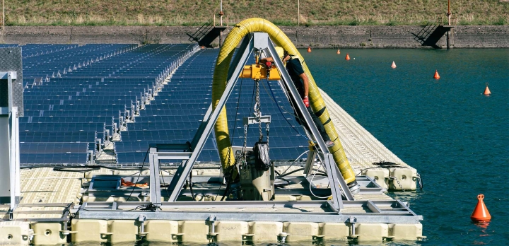 Quyosh va suv: Italiyada GESni tozalash uchun gibrid tizim yaratildi